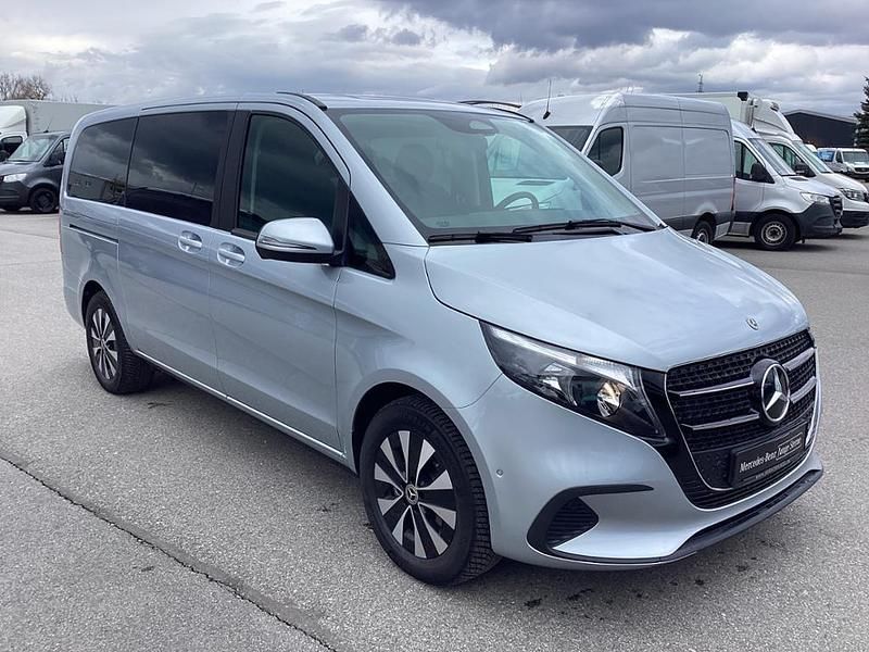Neu Mercedes V220 163 PS (119 kW) 2025 Hightechsilber metallic Van / Kleinbus