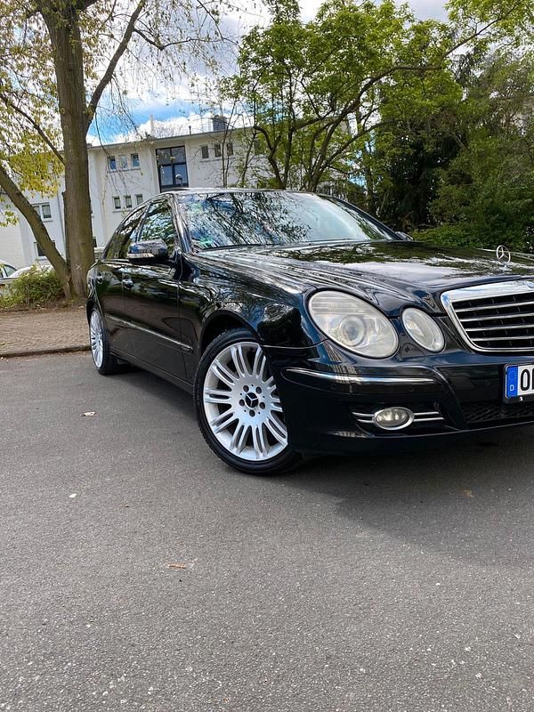 Schwarz Gebraucht 2007 Mercedes E320 Avantgarde Limousine | 7.800 € (Etwas zu teuer) - Bild 1/4