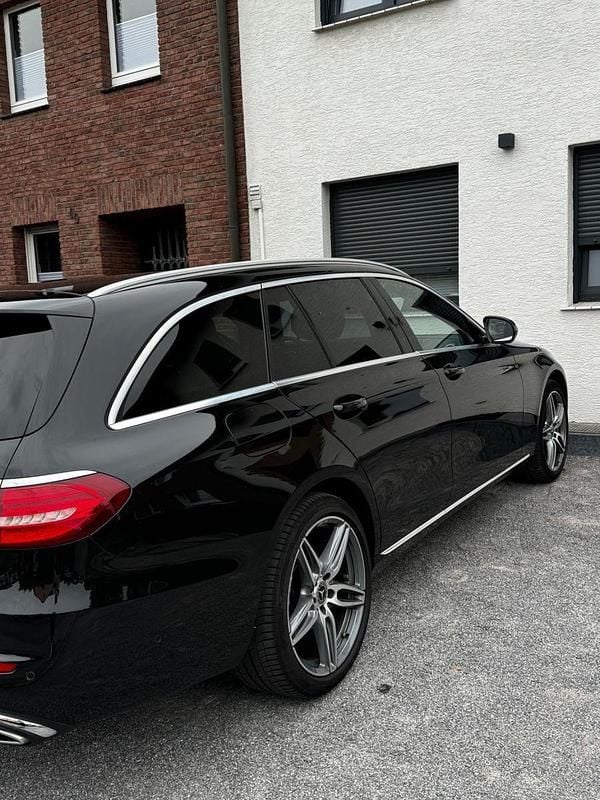 Schwarz Gebraucht 2017 Mercedes E200 AMG Kombi | 19.999 € (Guter Preis) - Bild 1/4