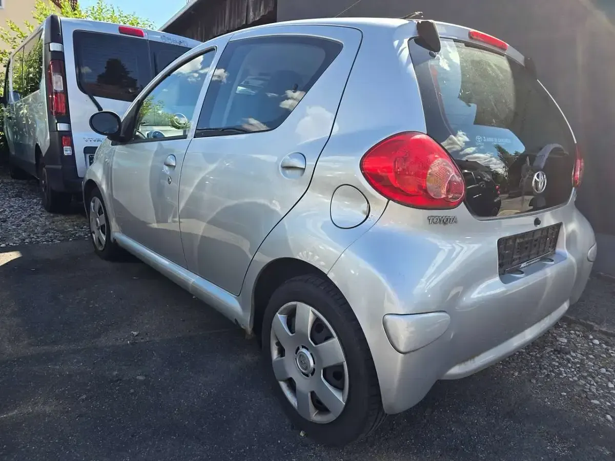 Gebraucht Toyota Aygo Basis 68 PS (50 kW) 2009 Silver mica metallic Kleinwagen