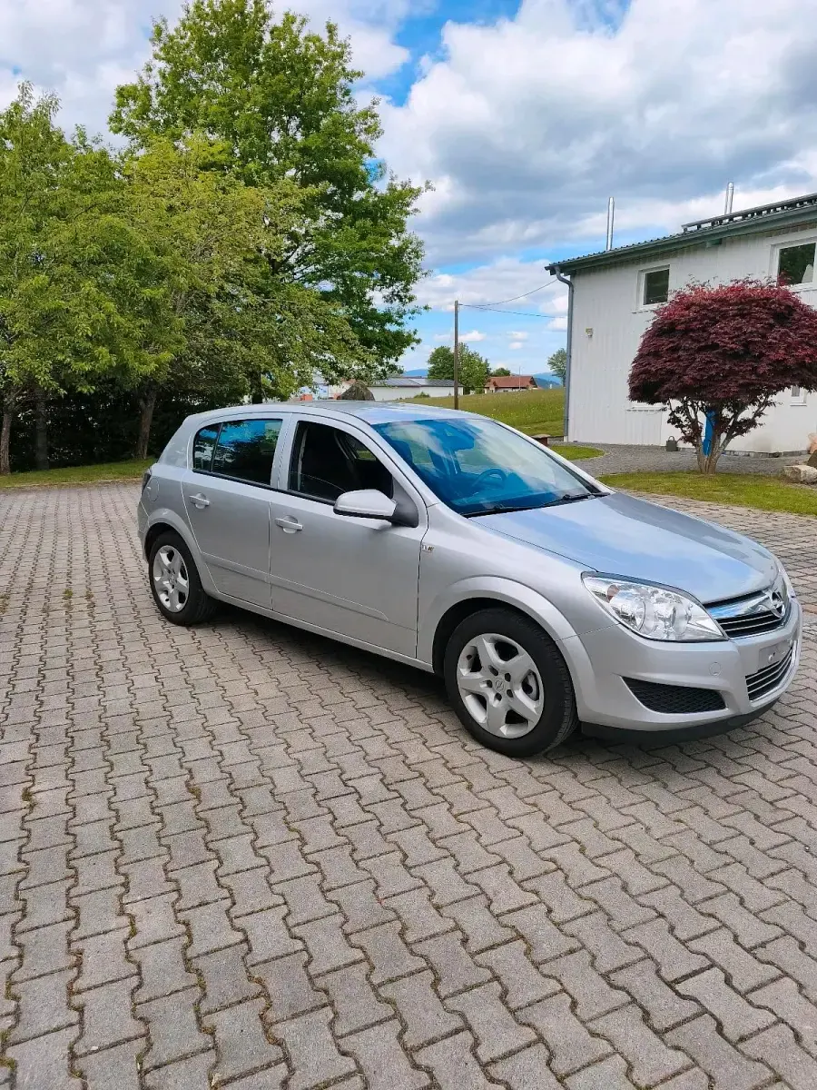 Gebraucht Opel Astra 116 PS (85 kW) 2009 Silber Limousine