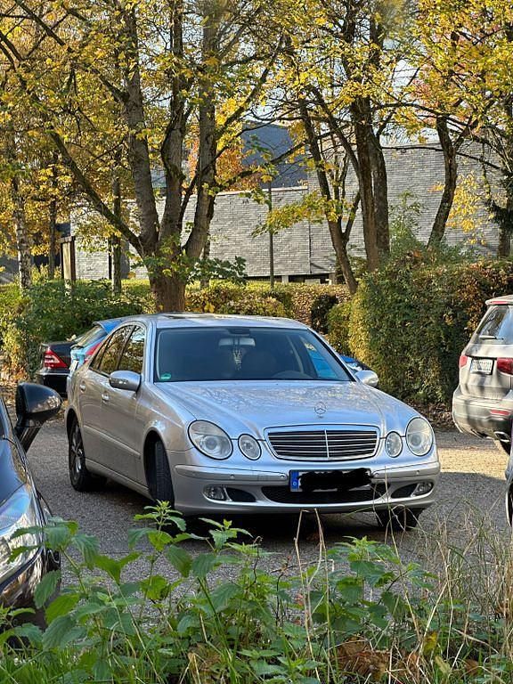 Silber Gebraucht 2007 Mercedes E200 Classic Limousine | 5.500 € (Fairer Preis) - Bild 1/4