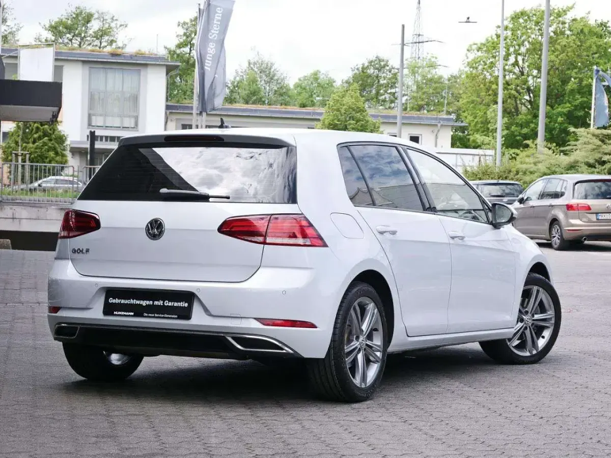 Gebraucht VW Golf VII Highline 150 PS (110 kW) 2019 White silver metallic Limousine
