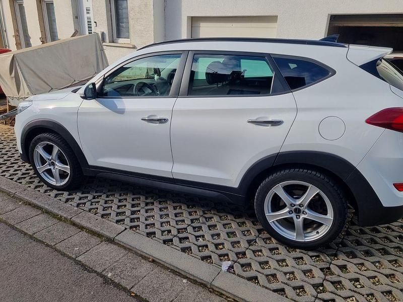 Weiß Gebraucht 2015 Hyundai Tucson Premium SUV | 16.900 € (Fairer Preis) - Bild 1/4
