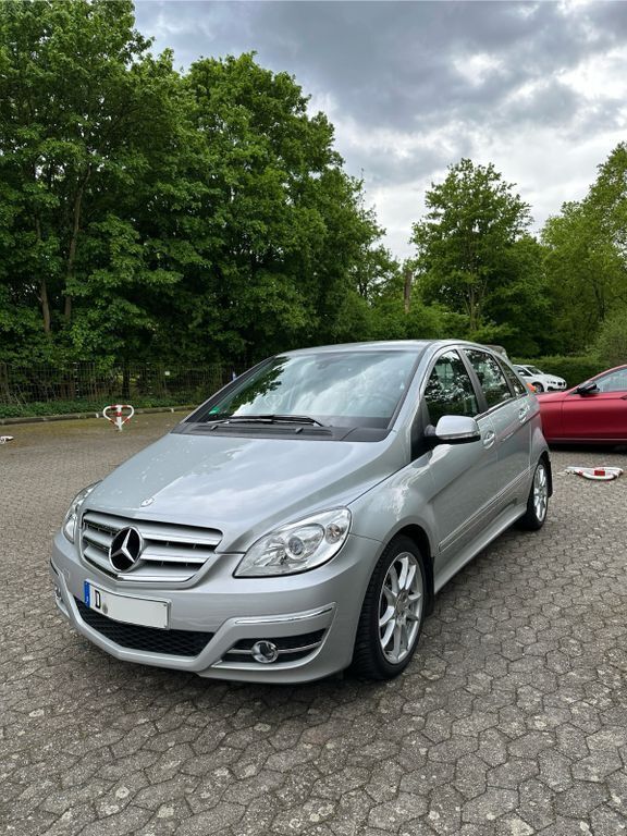 Silber Gebraucht 2009 Mercedes B200 Van / Kleinbus | 9.800 € - Bild 1/4