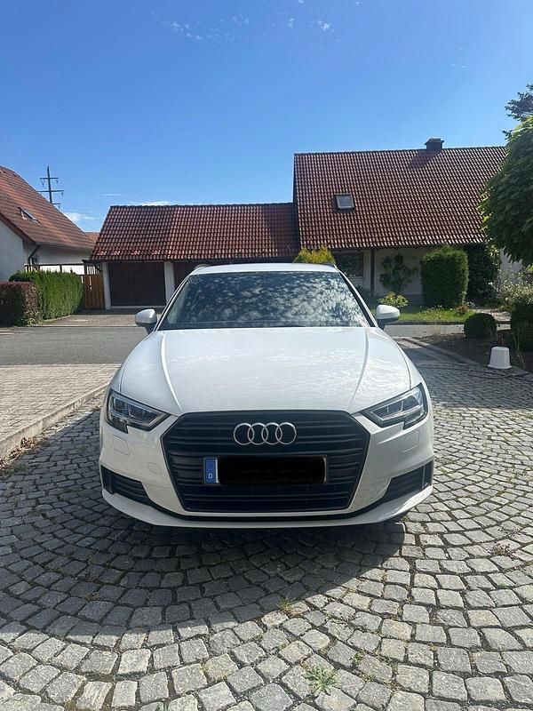 Weiß Gebraucht 2019 Audi A3 Sportback S-Line Kleinwagen | 20.200 € (Fairer Preis) - Bild 1/4
