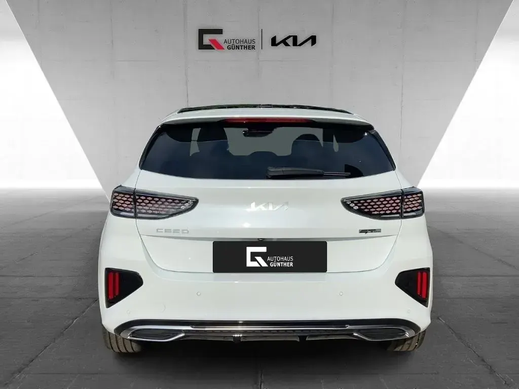 Gebraucht Kia Ceed GT GT-Line 140 PS (102 kW) 2025 Hw2) deluxe white m (weiss Limousine