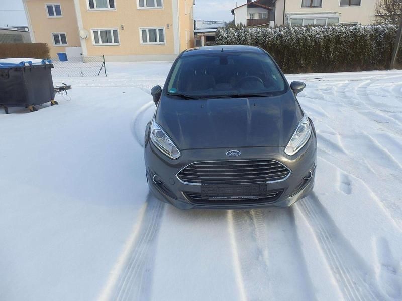 Magneticgrau (metallic) (metallic) Gebraucht 2015 Ford Fiesta Titanium Kleinwagen | 6.450 € (Fairer Preis) - Bild 1/4