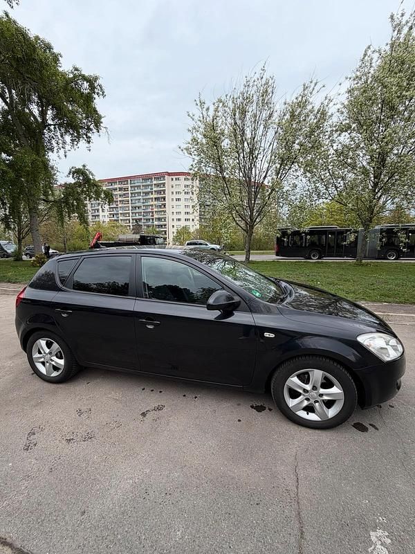 Używany Kia Ceed 140 KM (102 kW) 2008 Czarny Hatchback