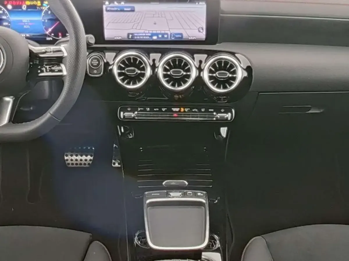 Gebraucht Mercedes CLA220 Premium 190 PS (139 kW) 2025 Grau Kombi