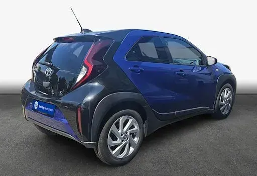Gebraucht Toyota Aygo X Comfort 72 PS (52 kW) 2022 Juniper blue metallic/ night sky black SUV