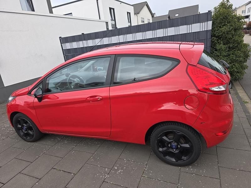 Gebraucht Ford Fiesta 60 PS (44 kW) 2011 Rot Kleinwagen