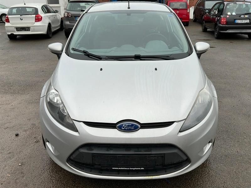 Gebraucht Ford Fiesta 81 PS (59 kW) 2010 Silber Kleinwagen