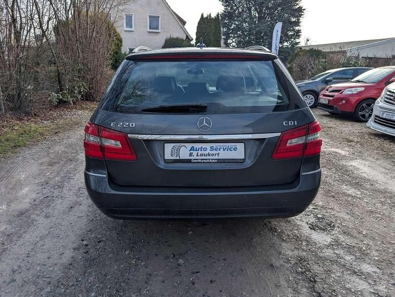 Gebraucht Mercedes E220 Avantgarde 170 PS (125 kW) 2011 Grau Kombi