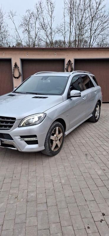 Silber Gebraucht 2012 Mercedes ML350 SUV | 16.400 € (Fairer Preis) - Bild 1/4