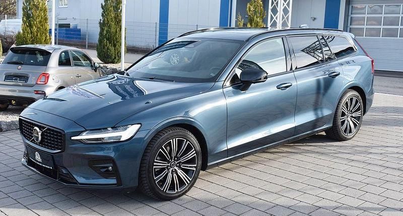 Gebraucht Volvo V60 Plus 197 PS (144 kW) 2024 Blau Kombi