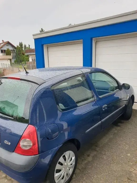 Używany Renault Clio II 75 KM (55 kW) 2003 Niebieski Sedan/Limuzyna