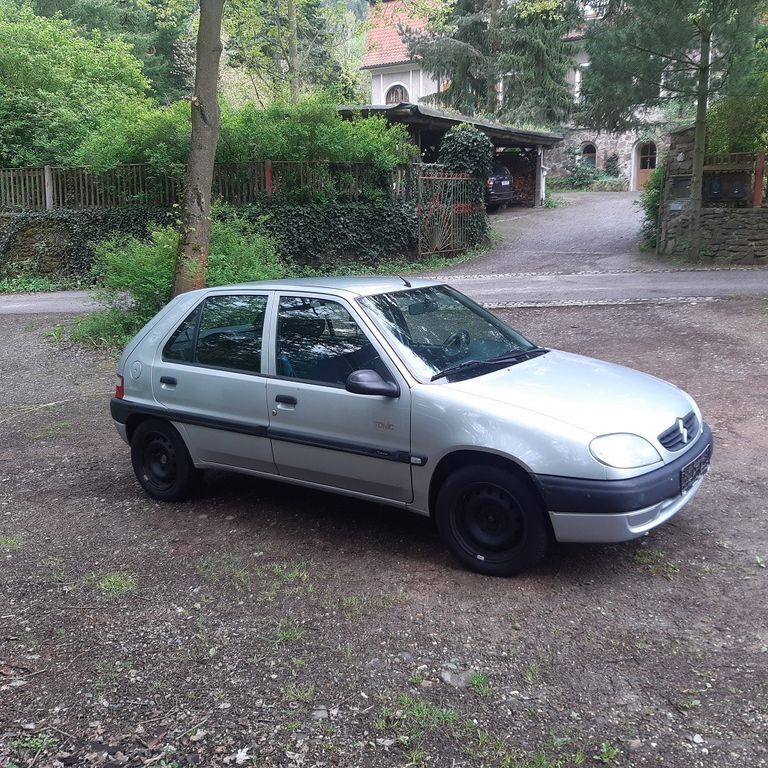 Silber Gebraucht 2003 Citroën Saxo Tonic Kleinwagen | 1.250 € (Etwas zu teuer) - Bild 1/4