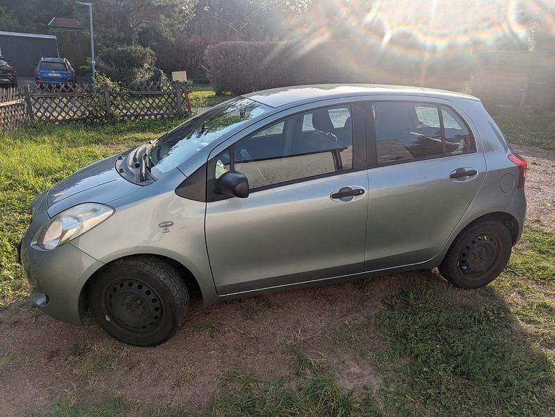 Silber Gebraucht 2009 Toyota Yaris Kleinwagen | 1.950 € (Guter Preis) - Bild 1/4
