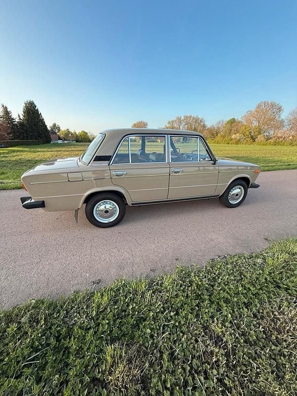 Second-hand Lada 2106 75 CP (55 kW) 1989 Maro Berlinǎ