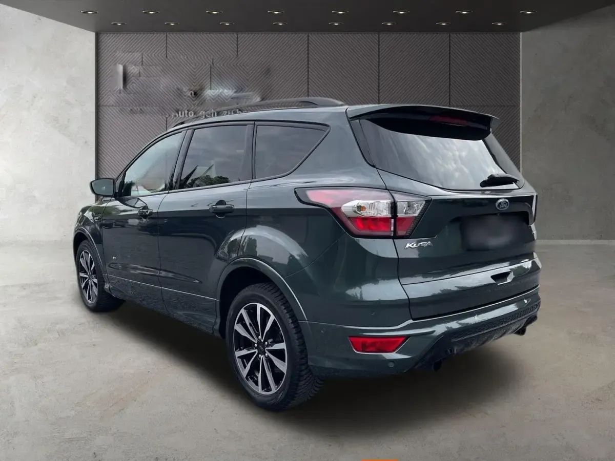Usado Ford Kuga ST-Line 182 HP (133 kW) 2017 Verde SUV