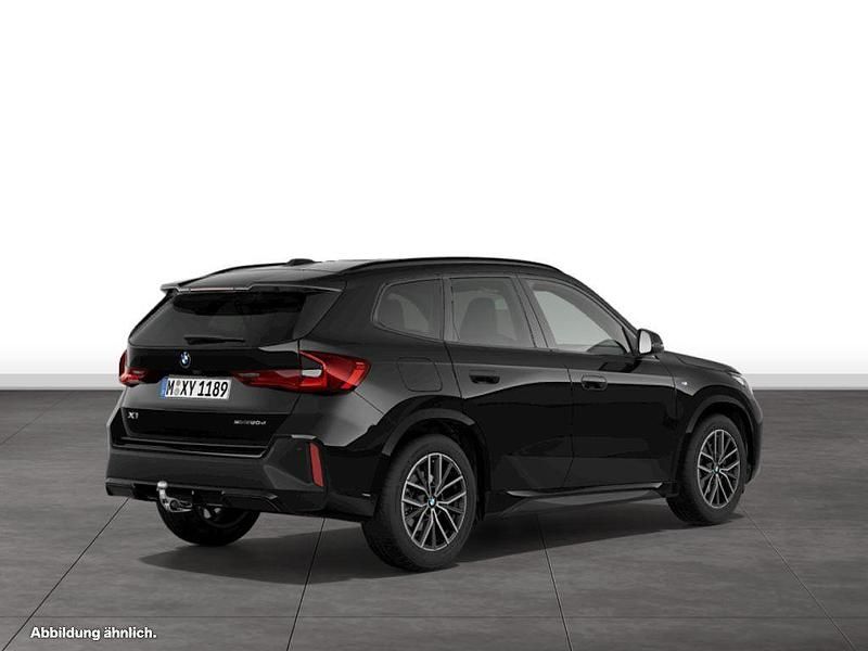 Black sapphire metallic Gebraucht 2025 BMW X1 Comfort Edition SUV | 52.714 € (Teuer) - Bild 1/3