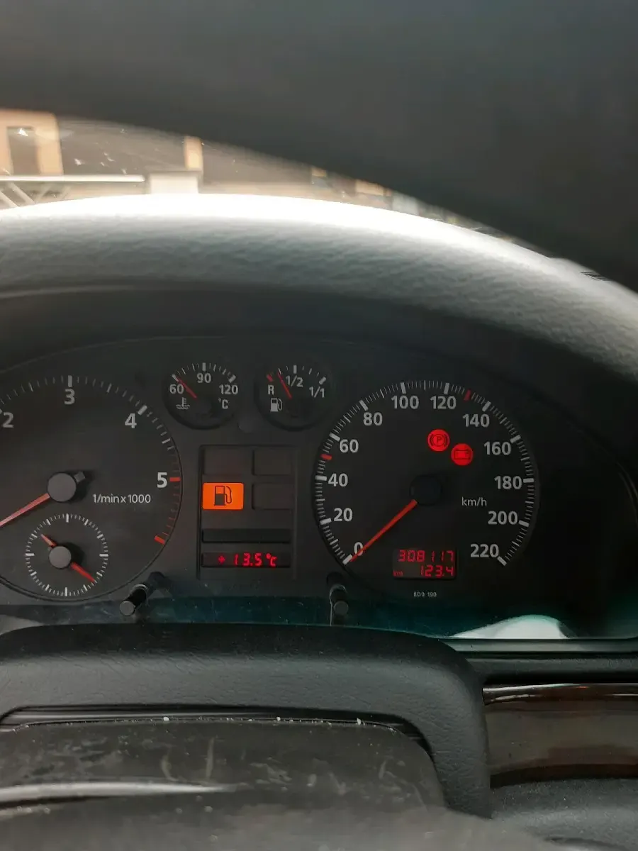 Używany Audi A4 110 KM (80 kW) 1997 Srebrny Sedan/Limuzyna