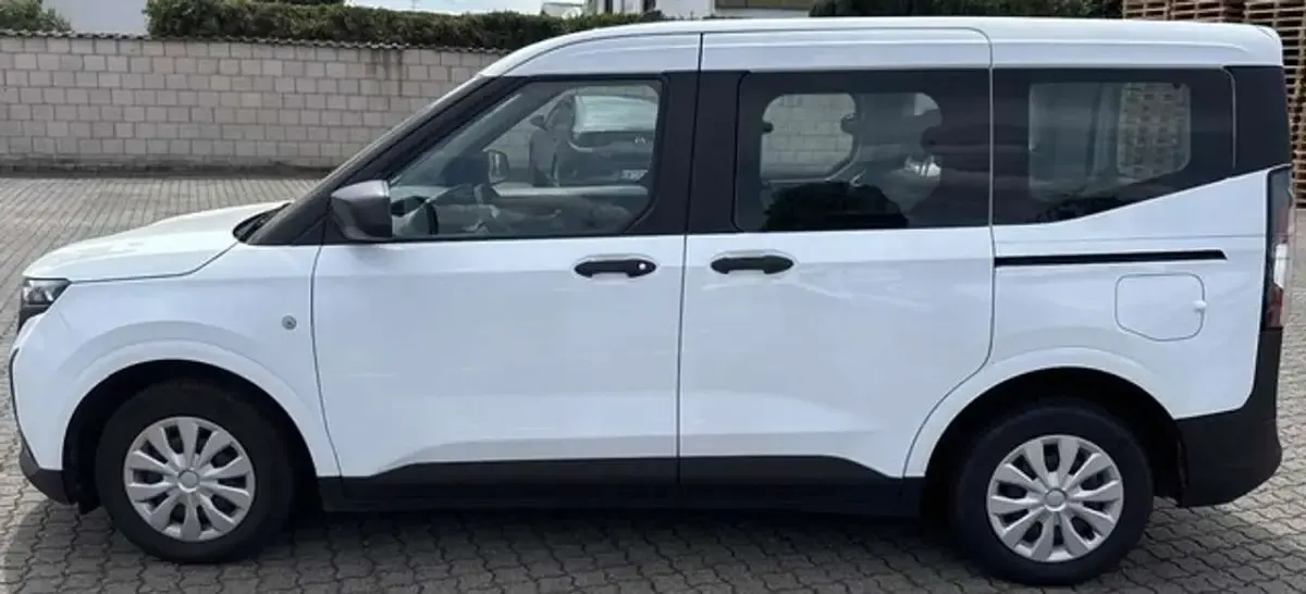 Gebraucht Ford Tourneo Courier Trend 125 PS (91 kW) 2024 Weiß Van / Kleinbus