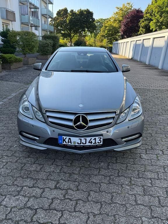 Grau Gebraucht 2012 Mercedes E220 AMG Coupé | 12.950 € (Fairer Preis) - Bild 1/4