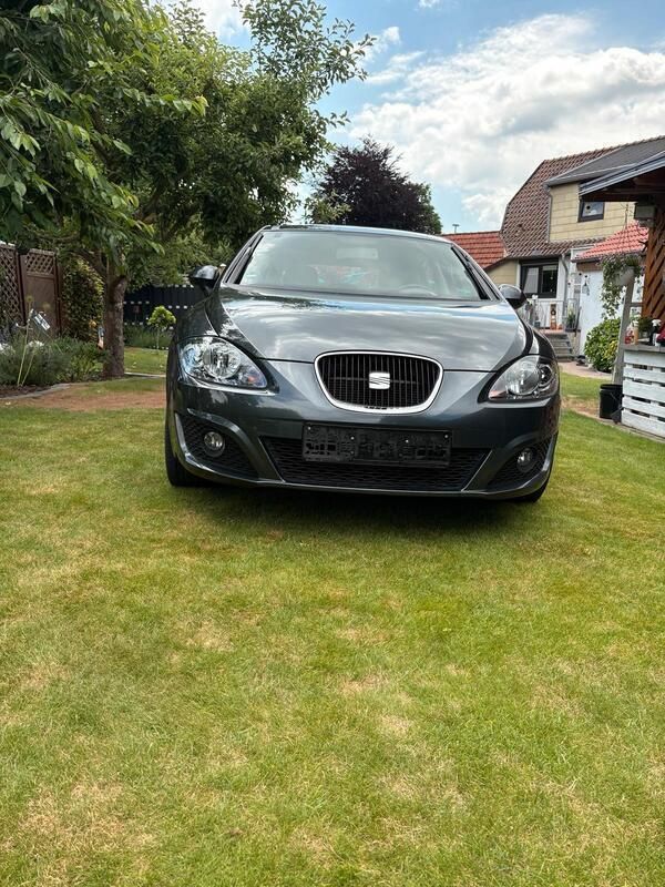 Grau Gebraucht 2011 Seat Leon Style Limousine | 2.500 € (Guter Preis) - Bild 1/4