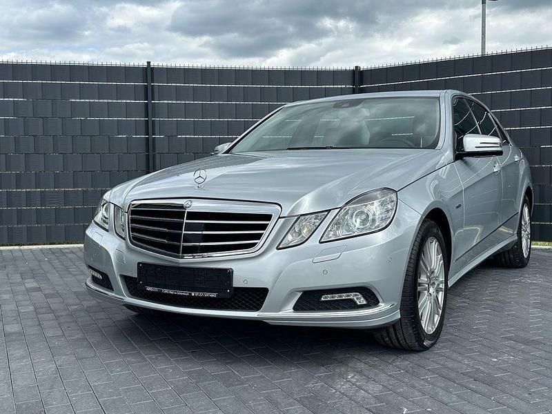 Silber Gebraucht 2009 Mercedes E350 Limousine | 14.990 € (Etwas zu teuer) - Bild 1/4