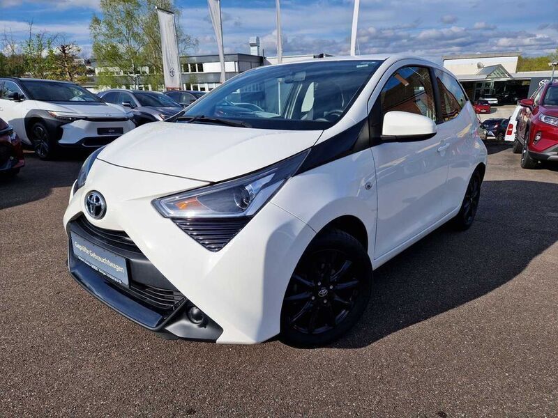 Pianosaweiß Gebraucht 2020 Toyota Aygo X-play Kleinwagen | 10.890 € (Fairer Preis) - Bild 1/4