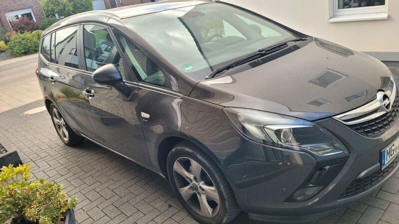 Grau Gebraucht 2016 Opel Zafira Tourer drive Van / Kleinbus | 12.500 € (Teuer) - Bild 1/4