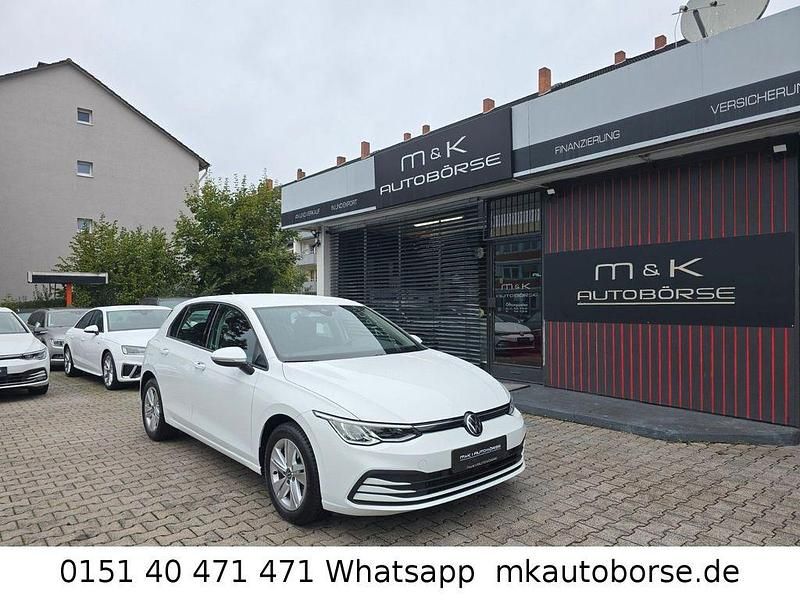 Weiß Gebraucht 2022 VW Golf VIII Life Limousine | 23.900 € - Bild 1/4