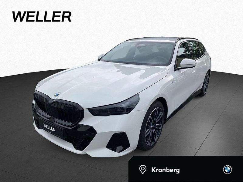 Alpinweiss iii (weiß) Gebraucht 2024 BMW 520 M Sport Kombi | 49.850 € (Guter Preis) - Bild 1/4