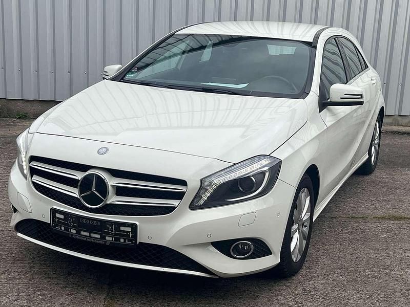 Weiß Gebraucht 2015 Mercedes A180 Kleinwagen | 13.500 € (Fairer Preis) - Bild 1/4