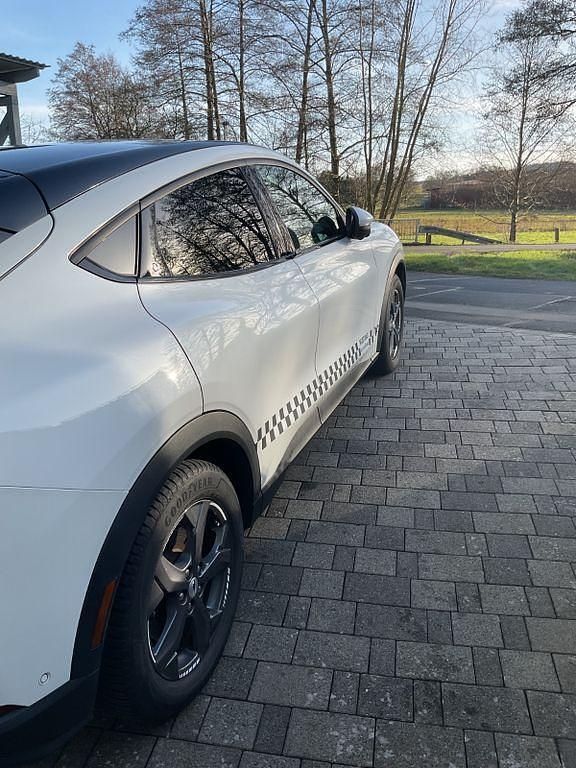 Gebraucht Ford Mustang Mach-E Standard Range 197 kW (269 PS) 2022 Weiß SUV