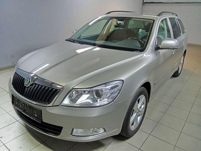 Cappuccinobeige metallic Gebraucht 2011 Skoda Octavia Elegance Kombi | 6.900 € (Fairer Preis) - Bild 1/4