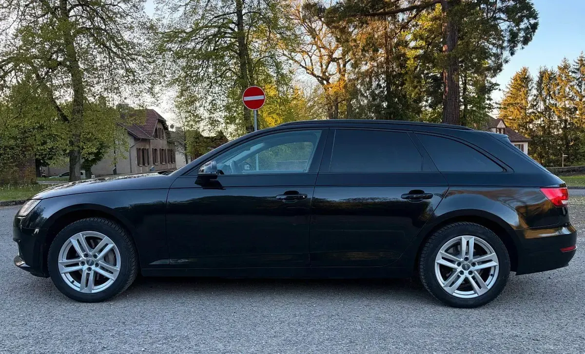 Używany Audi A4 Sport 190 KM (139 kW) 2017 Czarny Sedan/Limuzyna