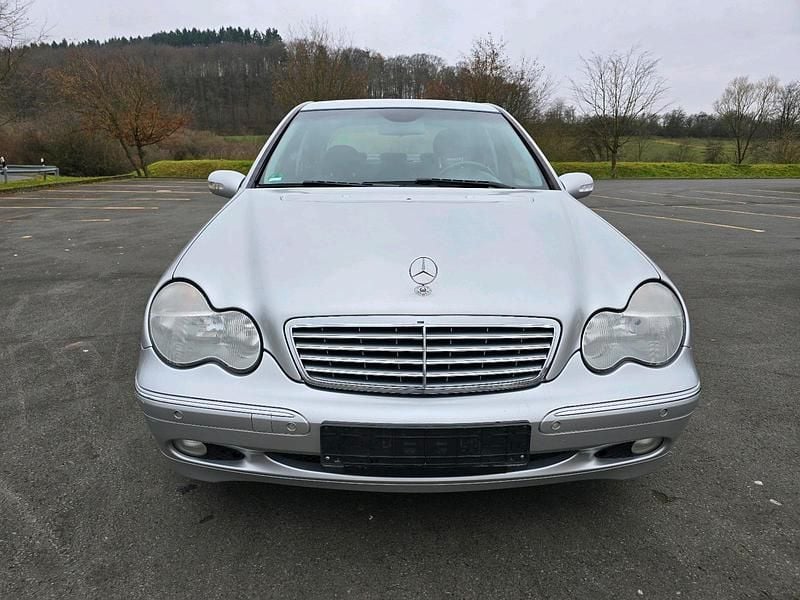 Silber Gebraucht 2004 Mercedes C220 Limousine | 3.950 € (Fairer Preis) - Bild 1/4