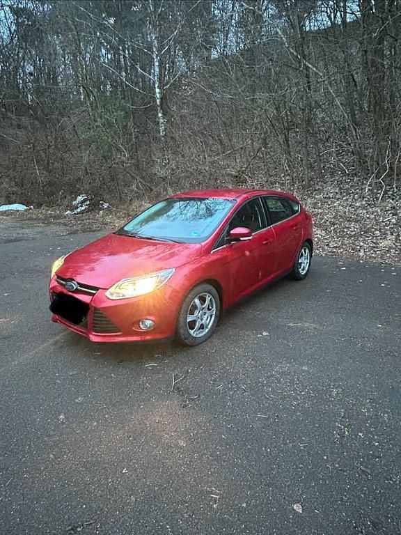 Gebraucht Ford Focus Titanium 125 PS (91 kW) 2011 Rot Limousine