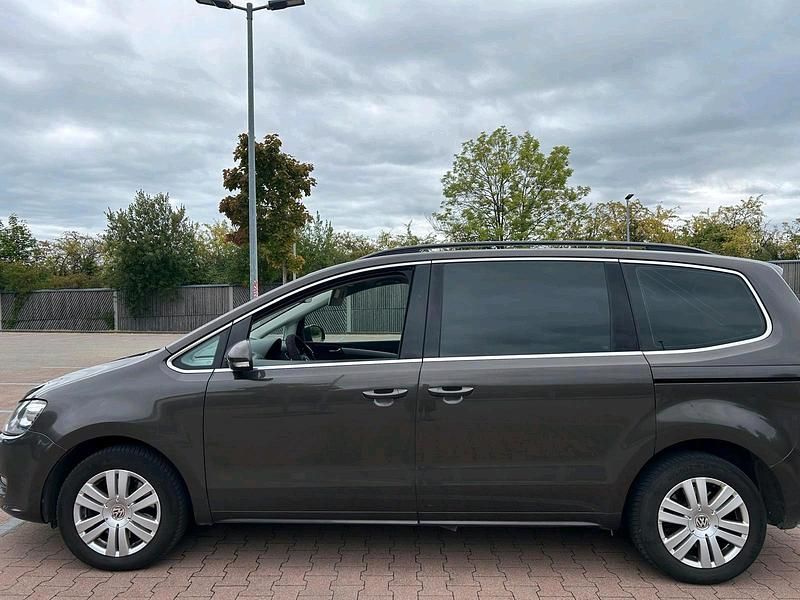 Braun Gebraucht 2017 VW Sharan Comfortline Van / Kleinbus | 13.900 € (Teuer) - Bild 1/4