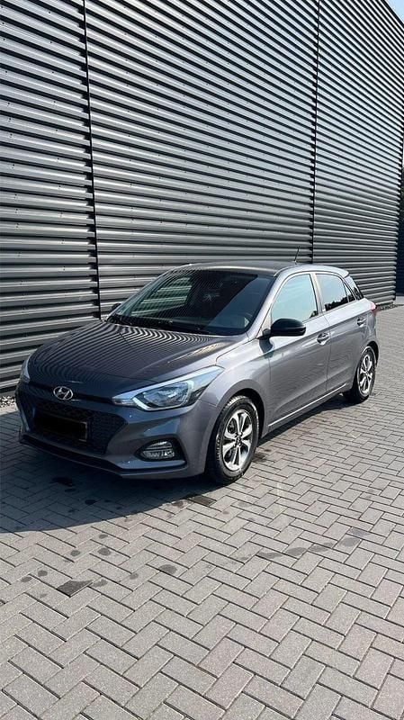 Grau Gebraucht 2020 Hyundai i20 Pure Kleinwagen | 11.290 € (Fairer Preis) - Bild 1/4