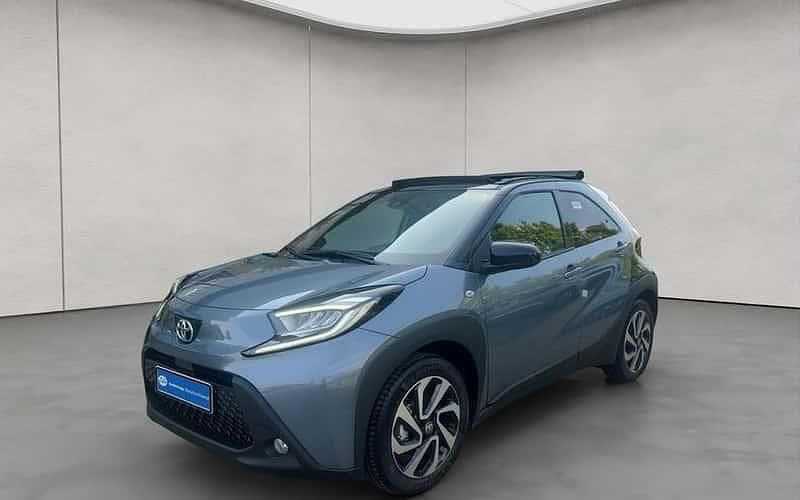 Grau Neu 2025 Toyota Aygo X Play SUV | 19.490 € - Bild 1/4