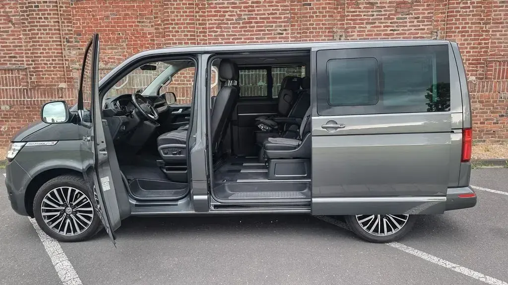 Gebraucht VW Multivan Highline 199 PS (146 kW) 2020 Grau Van / Kleinbus