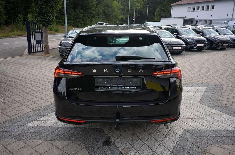 Neu Skoda Octavia 150 PS (110 kW) 2025 Black magic perleffect Kombi