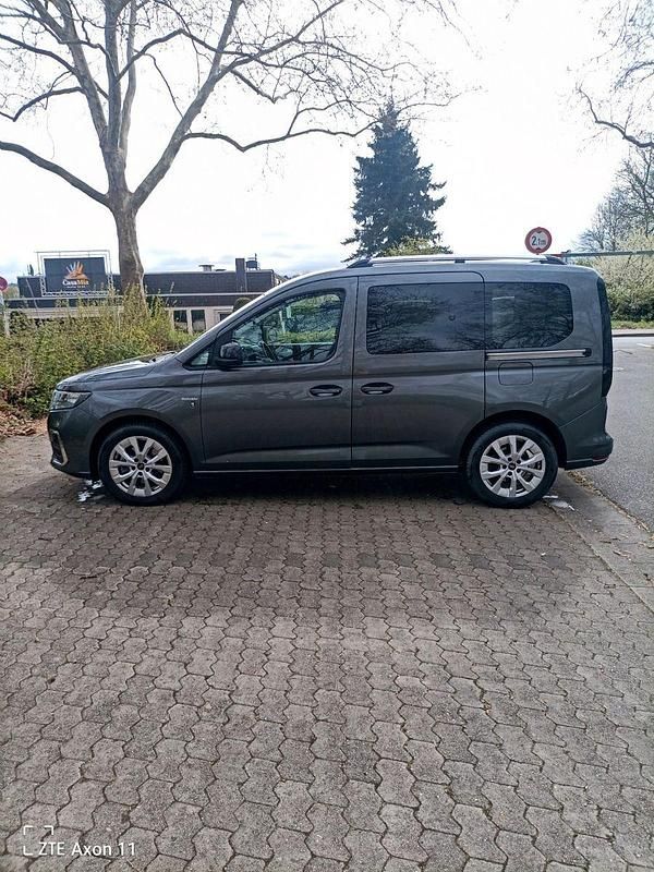 Gebraucht Ford Tourneo Titanium 122 PS (89 kW) 2024 Grau Kombi