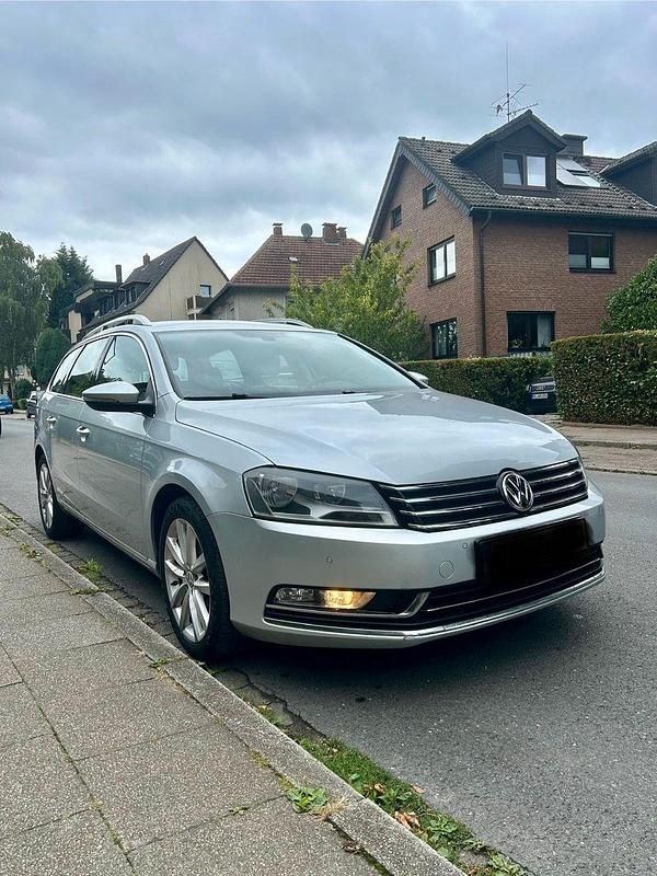 Grau Gebraucht 2012 VW Passat Highline Limousine | 5.700 € (Superpreis) - Bild 1/4