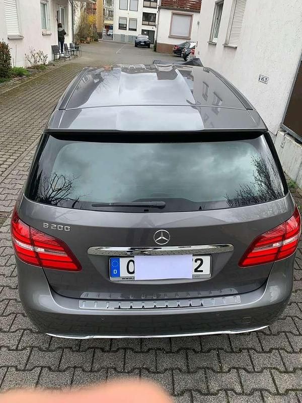 Gebraucht Mercedes B200 156 PS (114 kW) 2017 Silber Van / Kleinbus