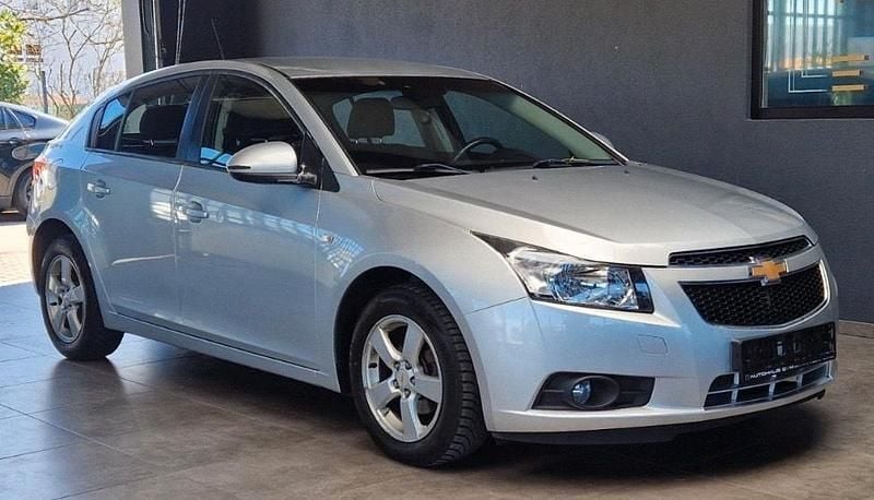 Grau Gebraucht 2013 Chevrolet Cruze Limousine | 4.200 € (Fairer Preis) - Bild 1/4